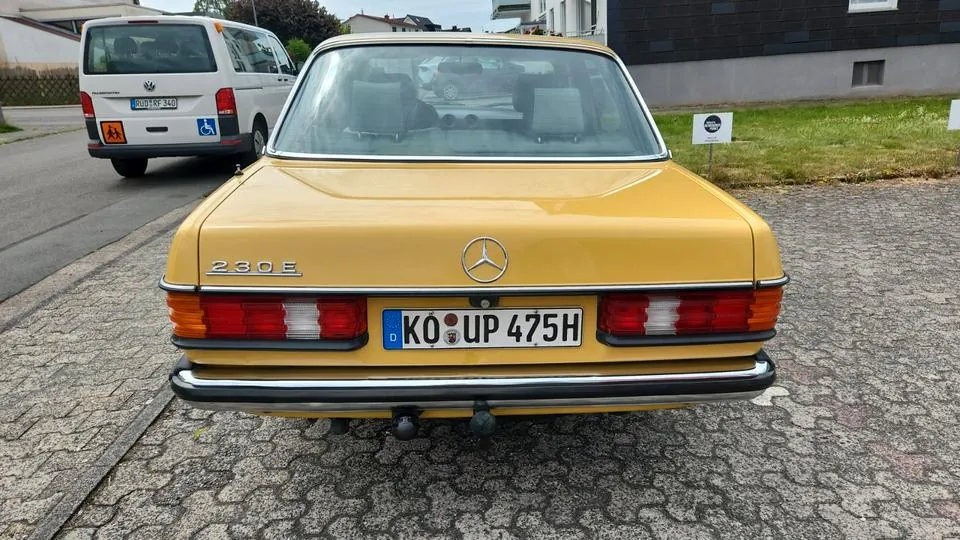 Mercedes-Benz 230E