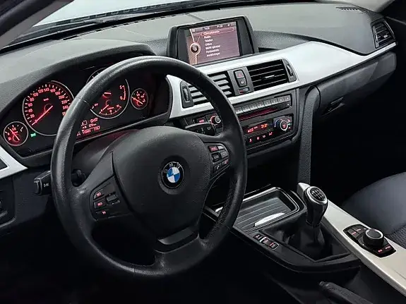 BMW 318D 2013 photo 2