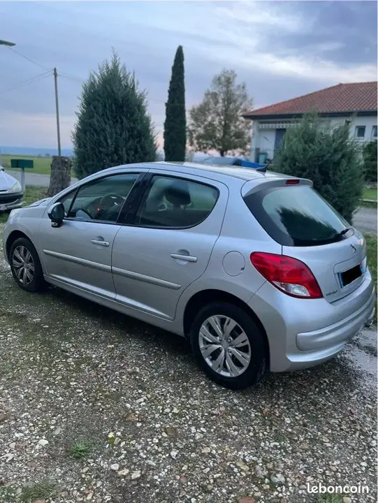 Peugeot 207 2010 photo 2