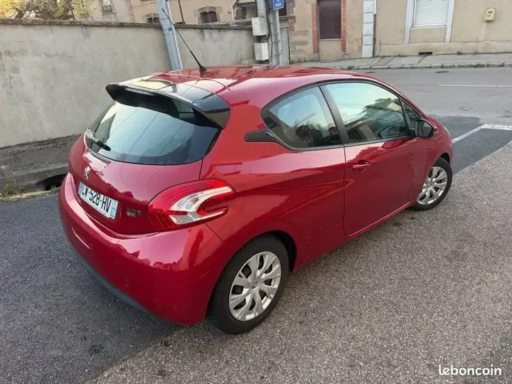 Peugeot 208 2013 photo 3