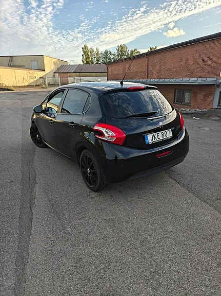 Peugeot 208 2014 photo 3