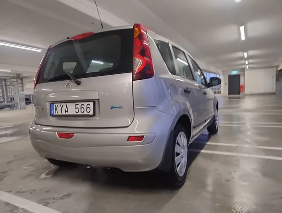 Nissan Note 2010 photo 4