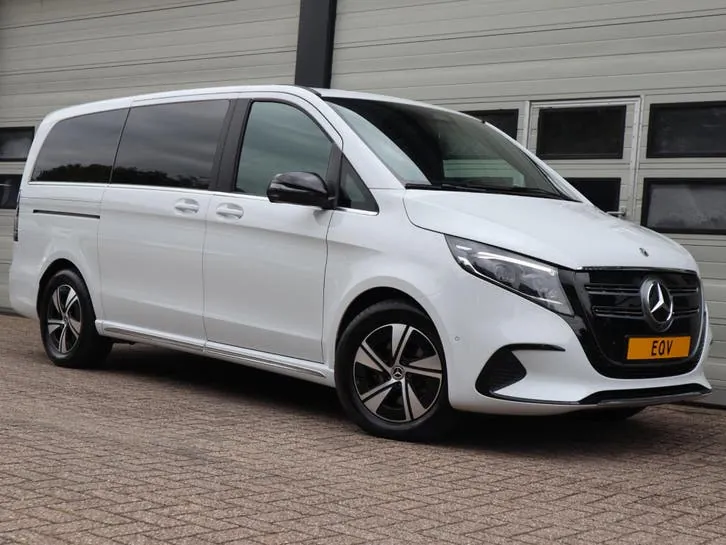 Mercedes-Benz Eqv 300 2024 photo 2
