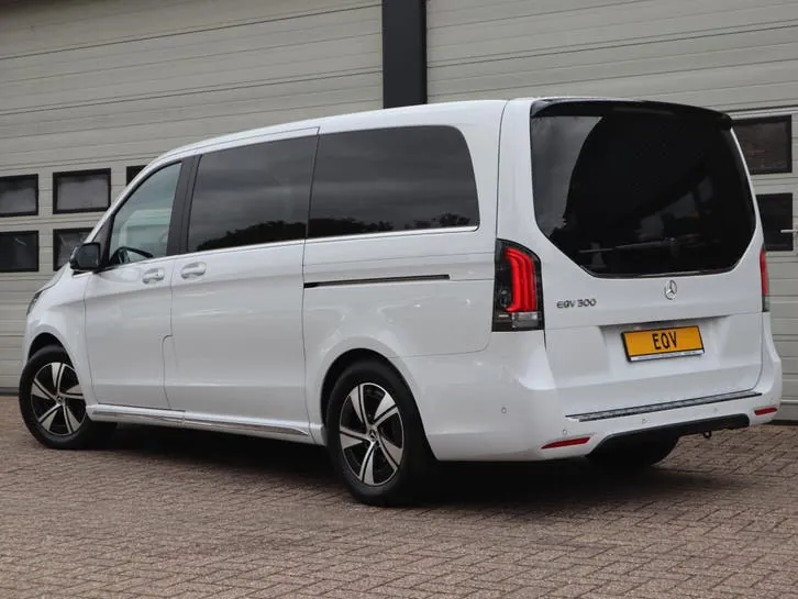 Mercedes-Benz Eqv 300 2024 photo 3