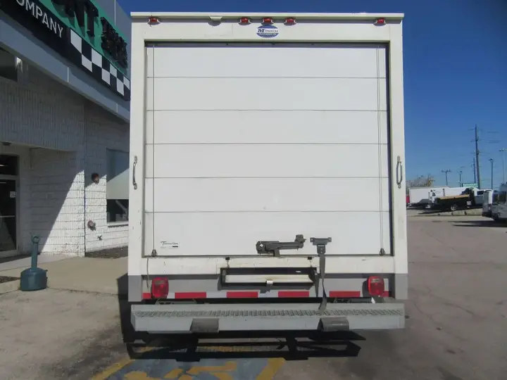 Ford E-450 2023 photo 4