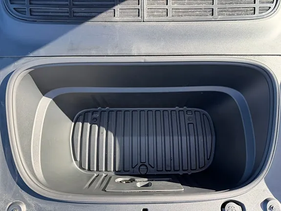 Tesla Model Y 2025 photo 4