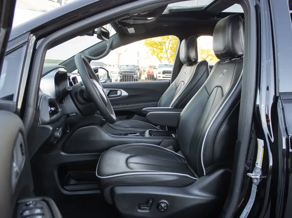 Chrysler Pacifica 2026 photo 2
