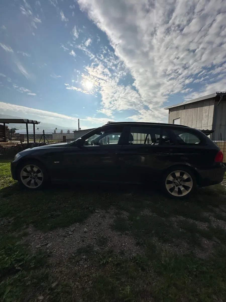 BMW 3 Series 2010 photo 3