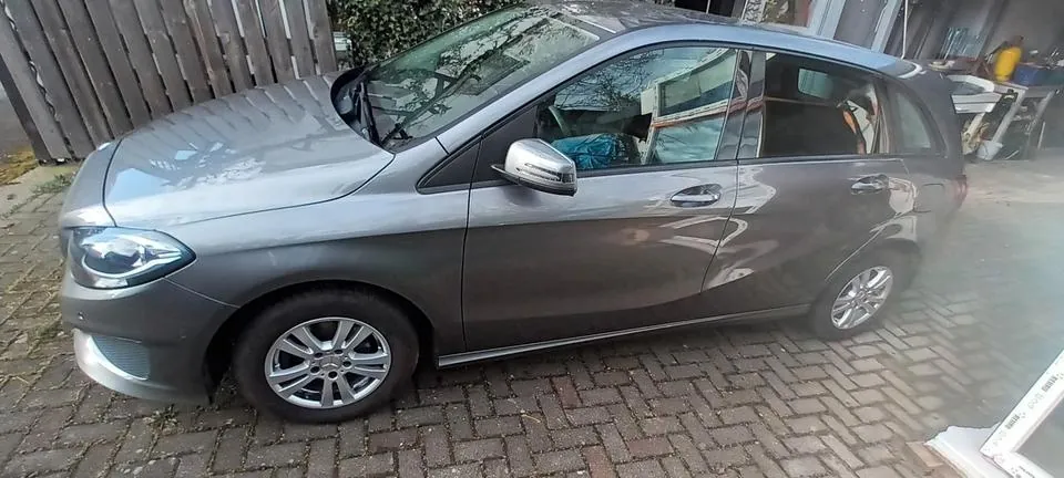 Mercedes-Benz B 180