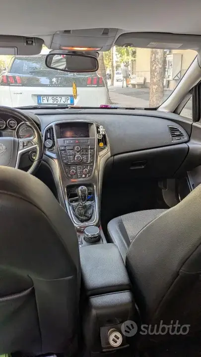 Opel Astra 2010 photo 4