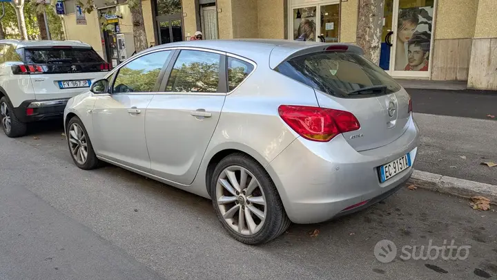 Opel Astra 2010 photo 2