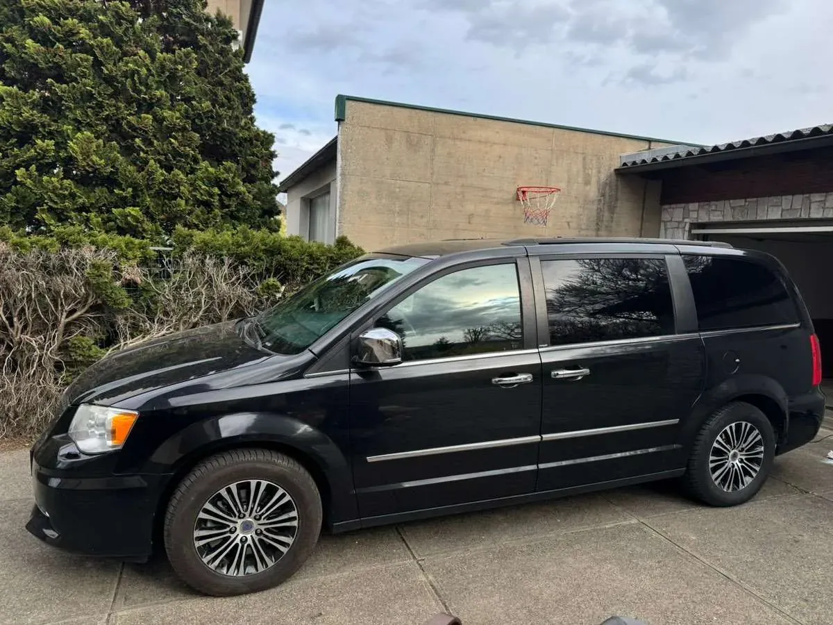Lancia Voyager 2014 photo 2