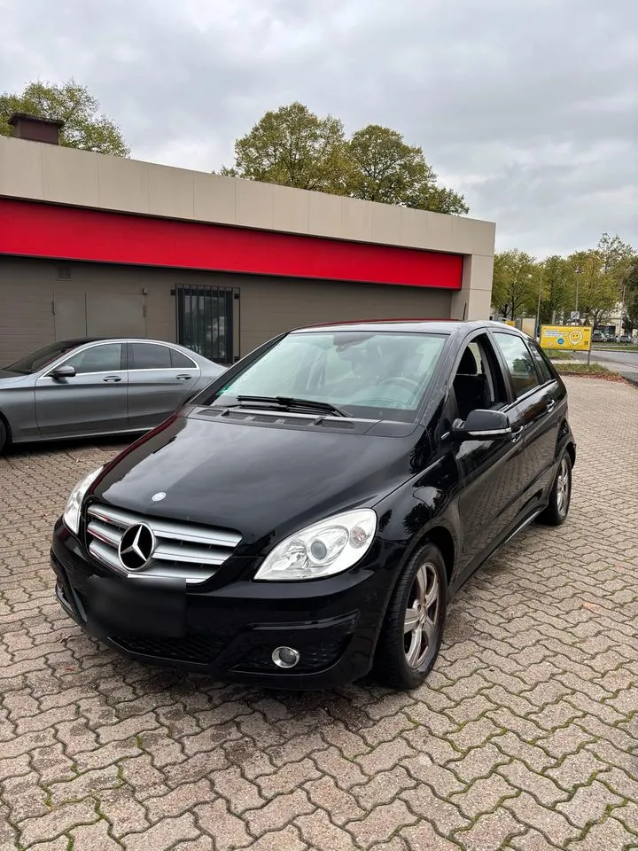 Mercedes-Benz B180