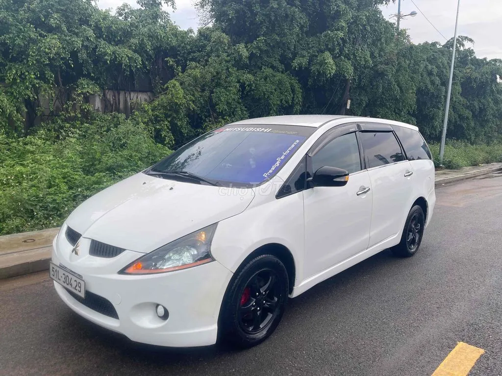 Mitsubishi Grandis 2005 photo 2