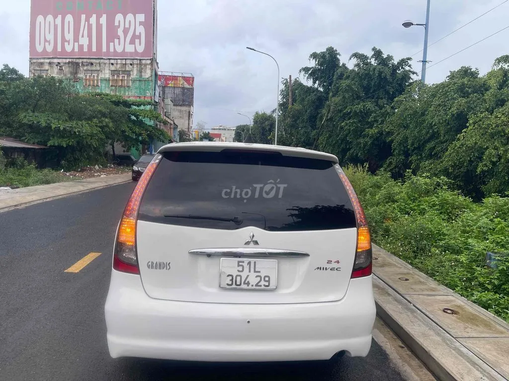 Mitsubishi Grandis 2005 photo 4