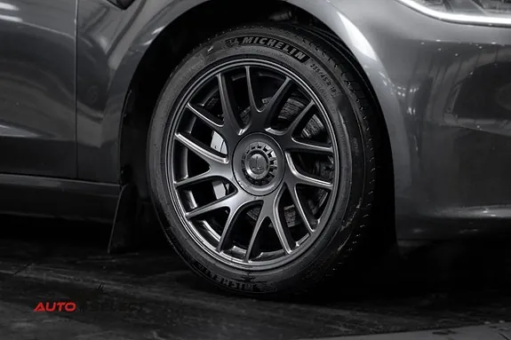 Tesla Model 3 2024 photo 3