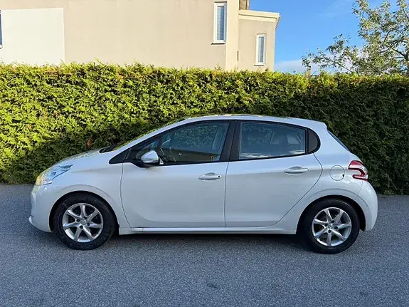 Peugeot 208 2015 photo 2