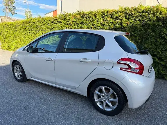 Peugeot 208 2015 photo 3