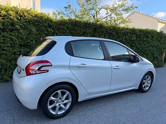 Peugeot 208 2015 photo 5