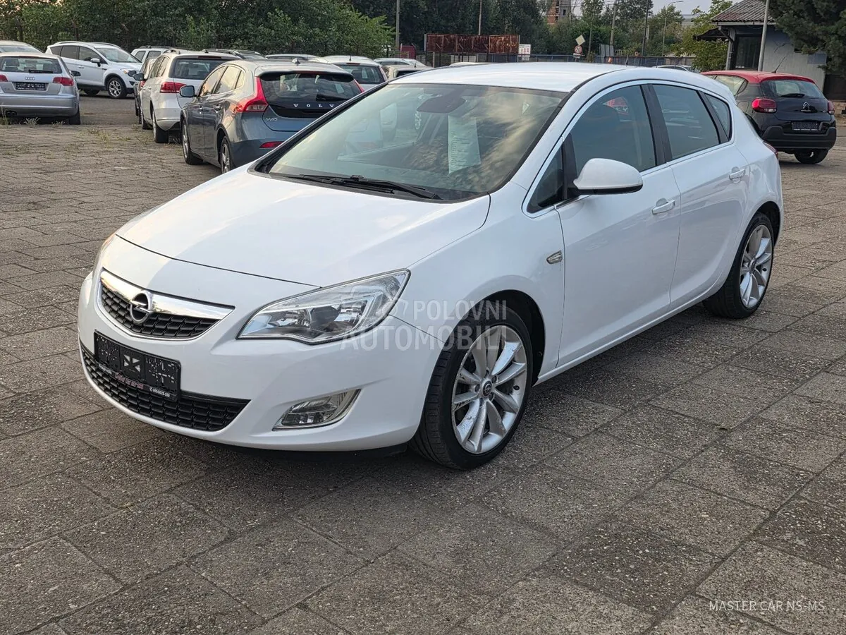Opel Astra J 2010 photo 4