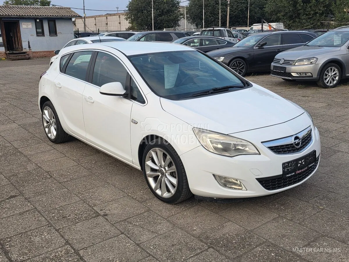 Opel Astra J 2010 photo 2