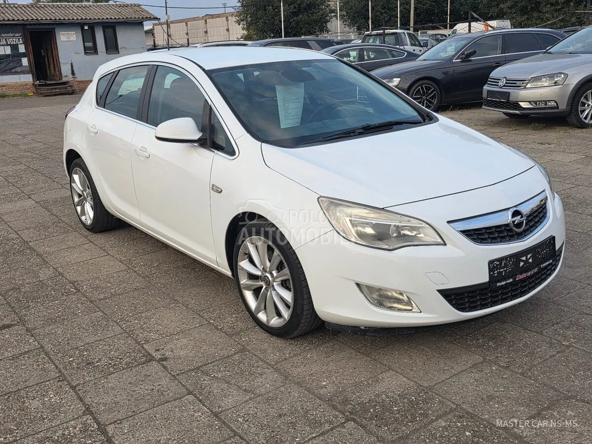 Opel Astra J 2010 photo 5