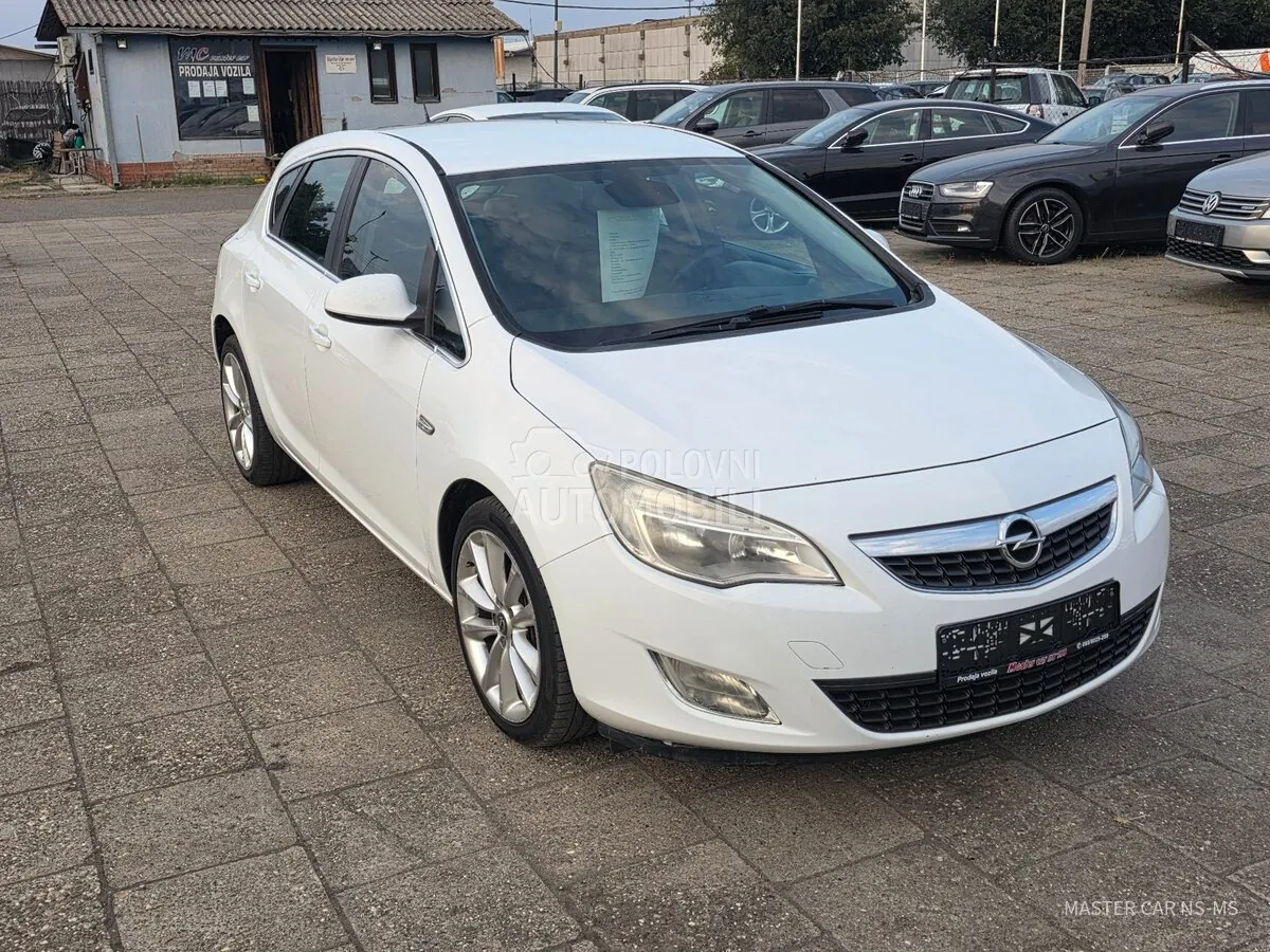 Opel Astra J 2010 photo 3