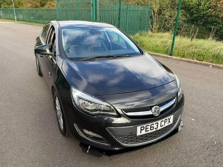 Vauxhall Astra 2013 photo 2