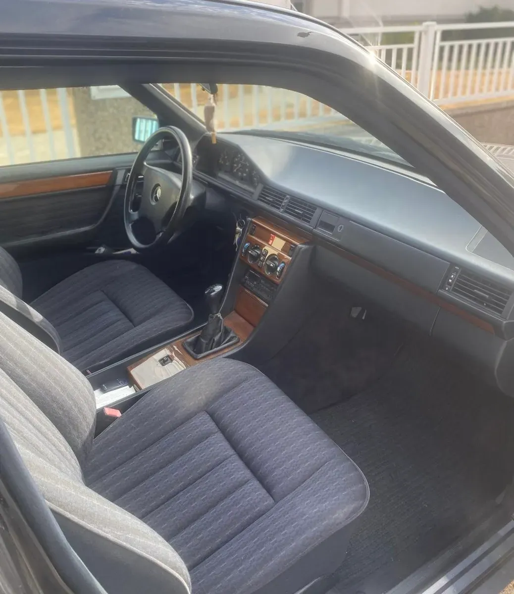 Mercedes-Benz W124 1991 photo 3