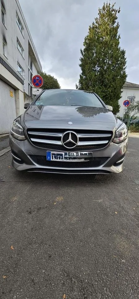 Mercedes-Benz B 180