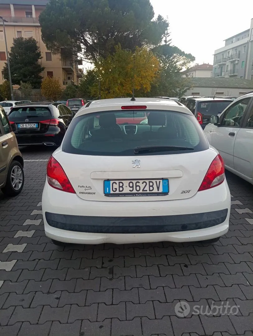 Peugeot 207 2010 photo 3