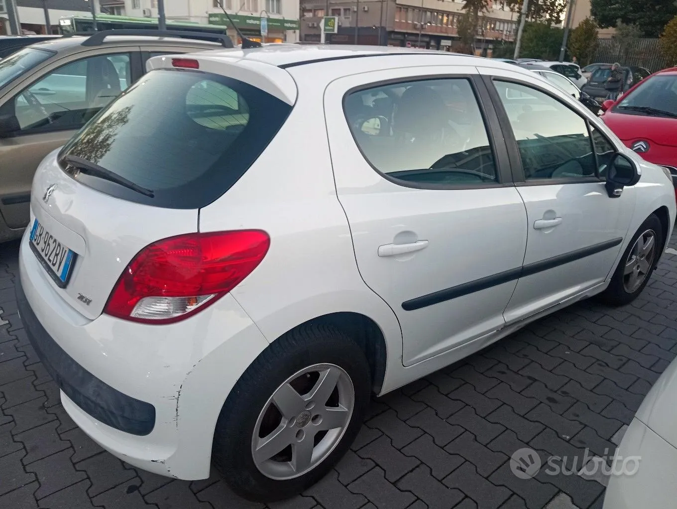 Peugeot 207 2010 photo 2