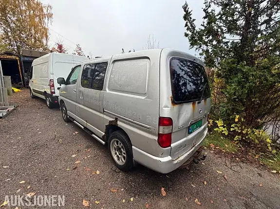 Toyota Hiace 2011 photo 3
