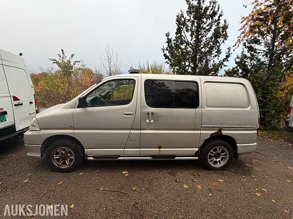 Toyota Hiace 2011 photo 2