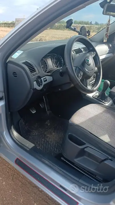 Skoda Octavia 2010 photo 2