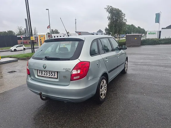 Skoda Fabia 2011 photo 3