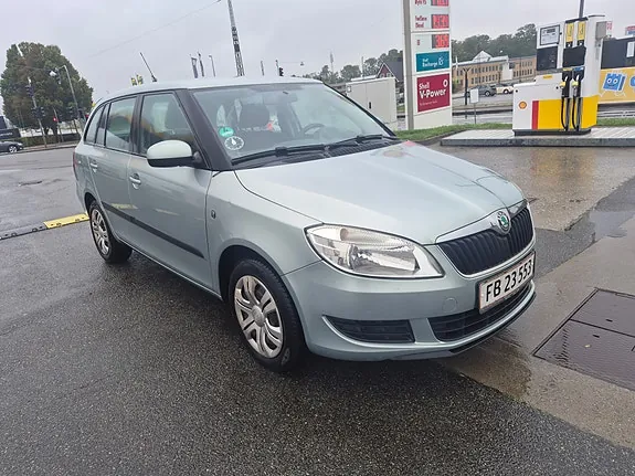 Skoda Fabia 2011 photo 2