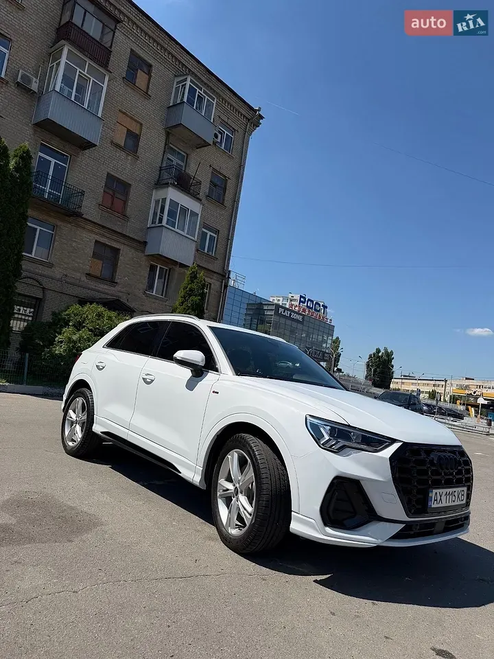 Audi Q3 2021 photo 2