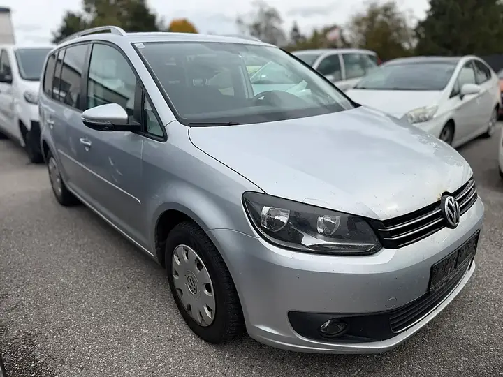 Volkswagen Touran 2011 photo 2