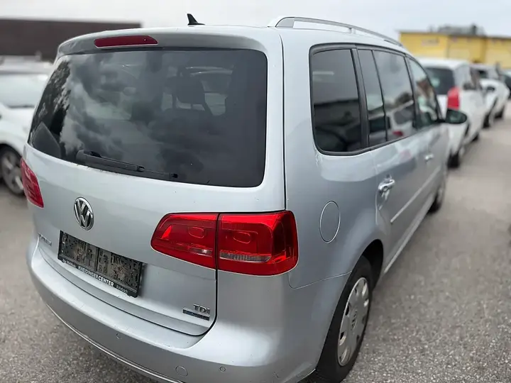 Volkswagen Touran 2011 photo 3
