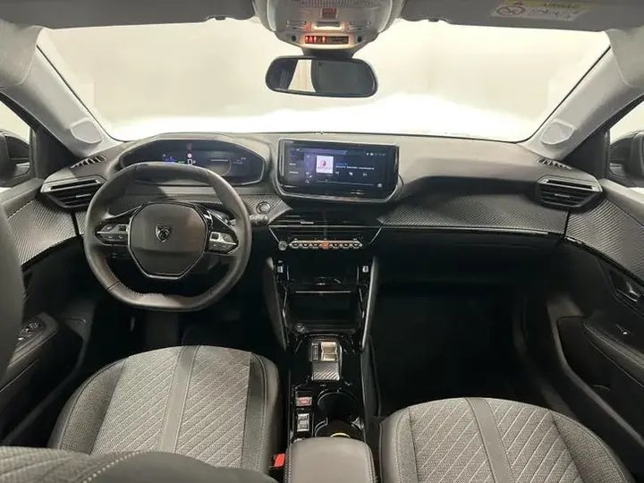 Peugeot E-208 2026 photo 2