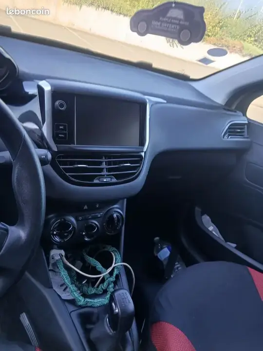 Peugeot 208 2015 photo 3