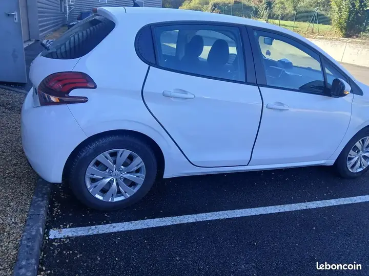 Peugeot 208 2015 photo 2