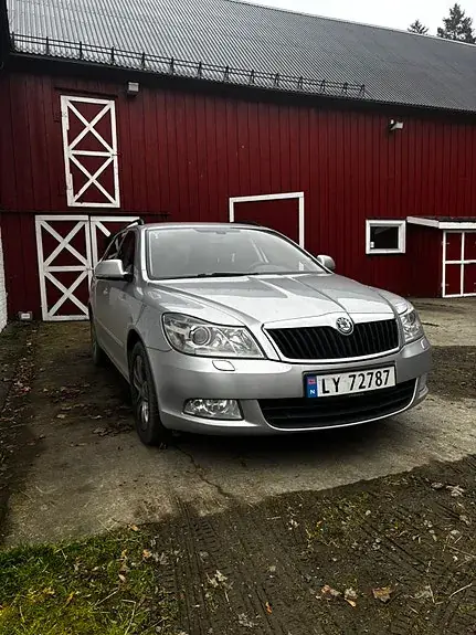 Skoda Octavia 2012 photo 2