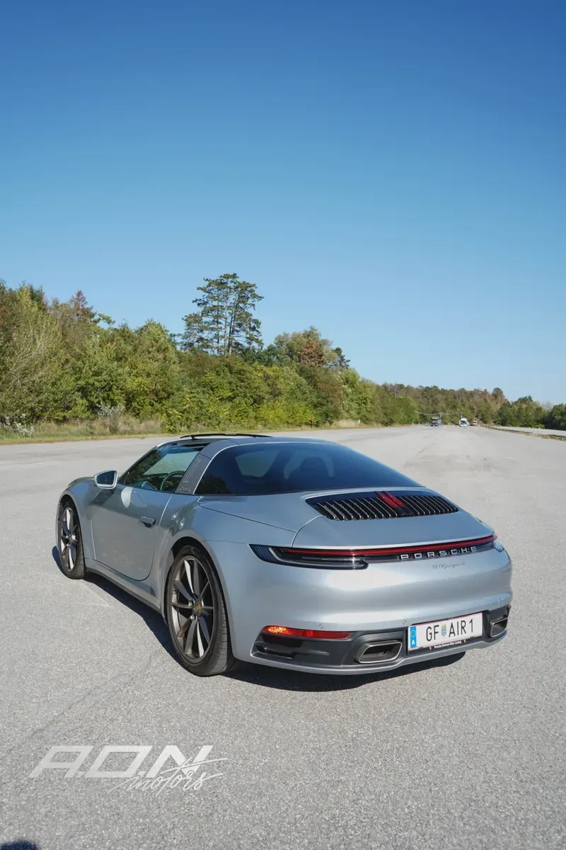 Porsche 911 2021 photo 2