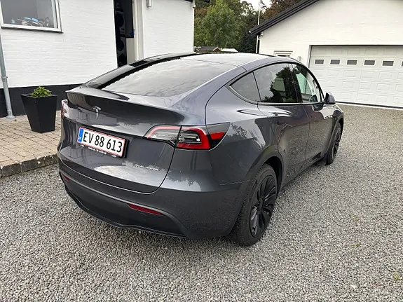 Tesla Model Y 2023 photo 4