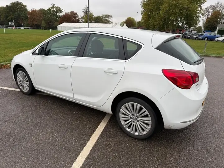 Vauxhall Astra 2014 photo 3