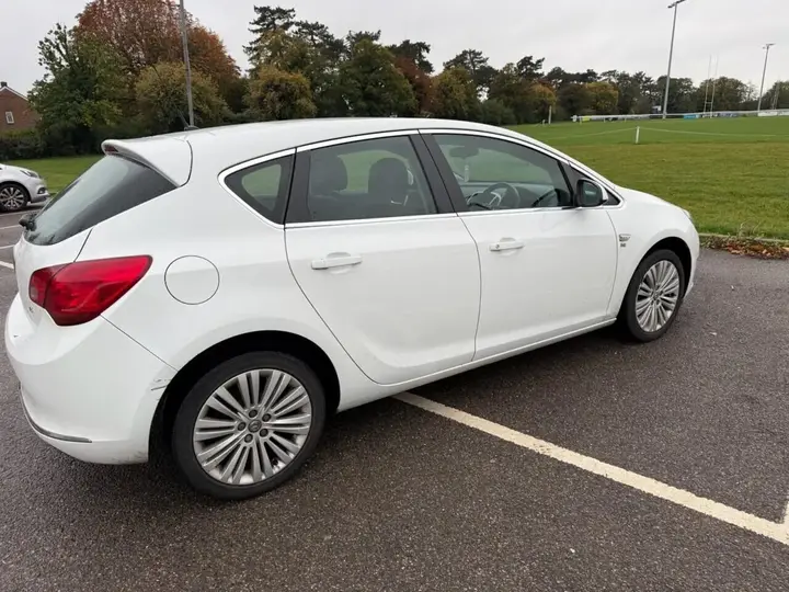 Vauxhall Astra 2014 photo 4