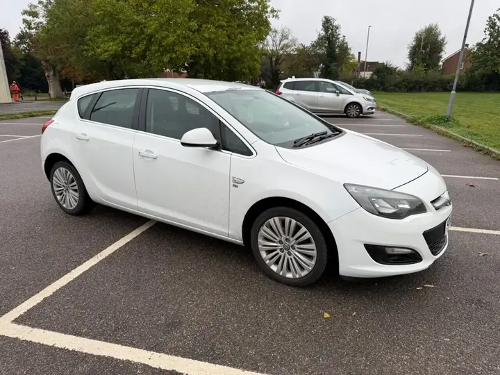 Vauxhall Astra 2014 photo 2