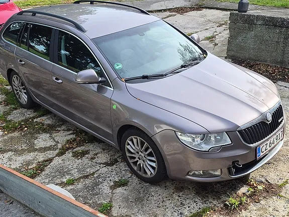 Skoda Superb 2011 photo 2
